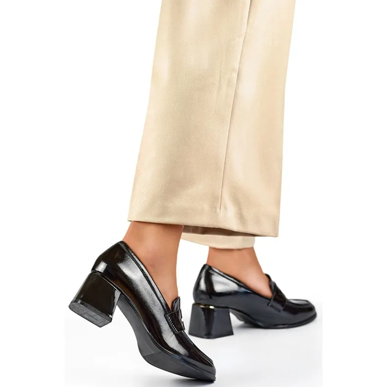 Patent leather black low shoes with comfortable heels elegant beige pumps