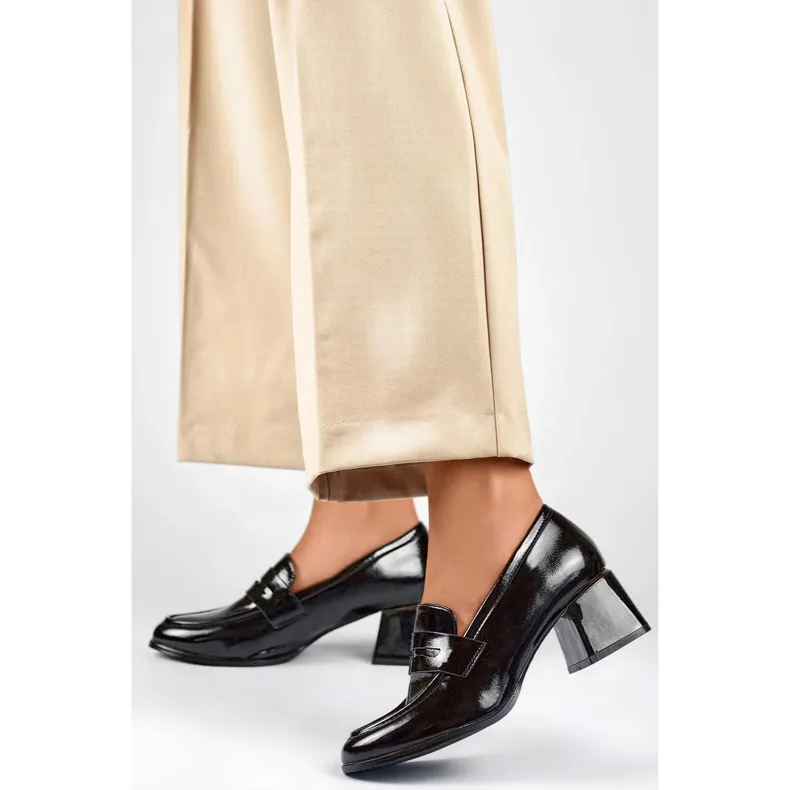 Patent leather black low shoes with comfortable heels elegant beige pumps