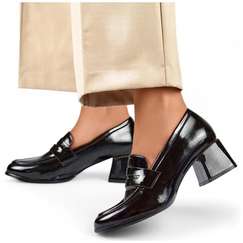 Patent leather black low shoes with comfortable heels elegant beige pumps